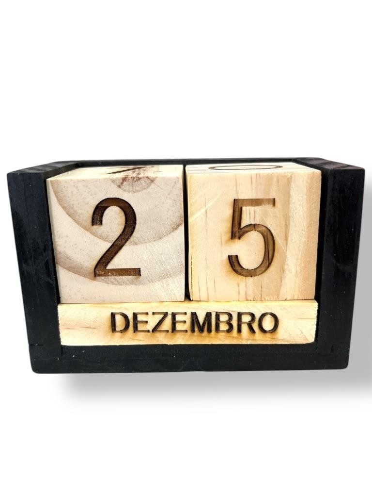 CALENDÁRIO EM MADEIRA